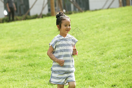 发饰草地快乐小女孩在户外玩耍图片