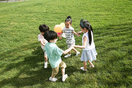 白昼东方人5到6岁快乐的孩子在外面玩耍图片