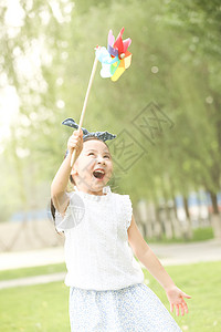 快乐高兴可爱的小女孩在户外玩耍图片