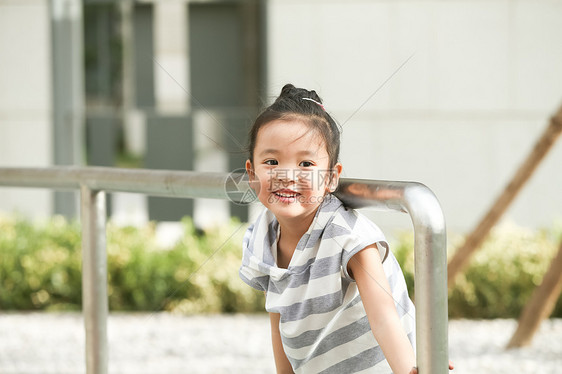 东方人草地学龄前儿童小女孩在户外玩耍图片