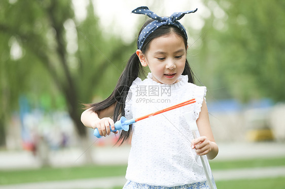 奔跑仅儿童小女孩在户外玩耍图片