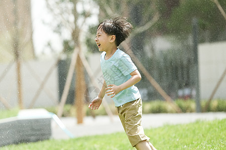 东方人公园休闲装小男孩在户外玩耍图片