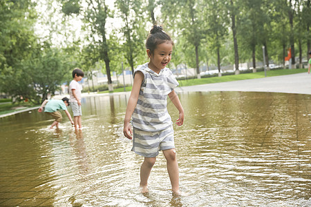 走在水里的人友谊可爱的水平构图快乐儿童在户外蹚水玩背景