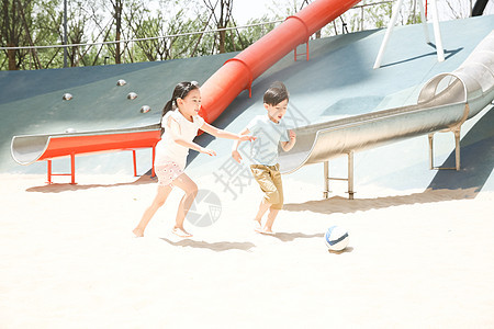幸福5到6岁彩色图片儿童在沙子里踢球图片