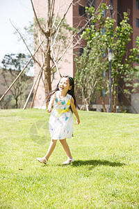 草地垂直构图亚洲人小女孩在户外玩耍图片