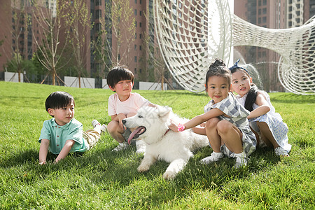 休闲装四个人快乐的孩子在外面玩耍图片