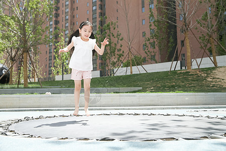 人亚洲人学龄前儿童快乐儿童在户外玩耍图片