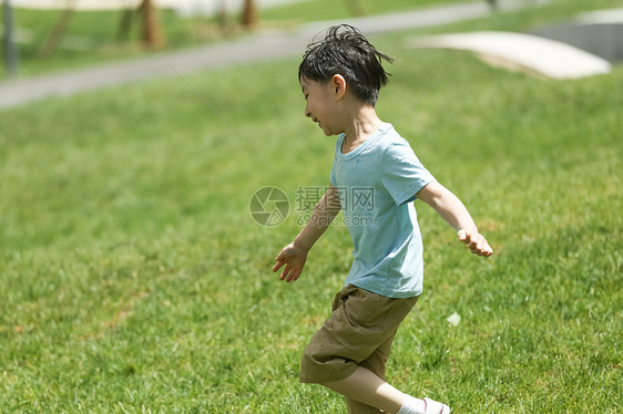 跑白昼儿童小男孩在户外玩耍图片