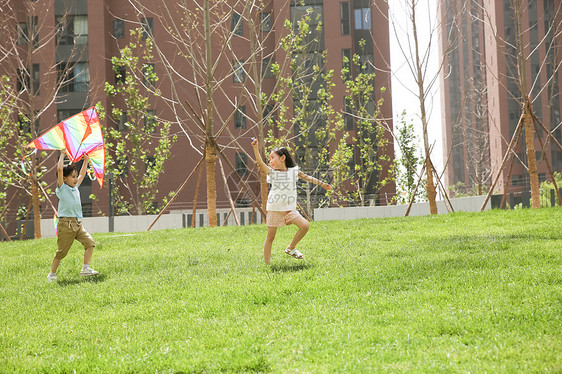 快乐亚洲人彩色图片儿童在草地上玩耍图片