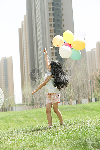 高兴的公园站着小女孩在户外玩耍图片