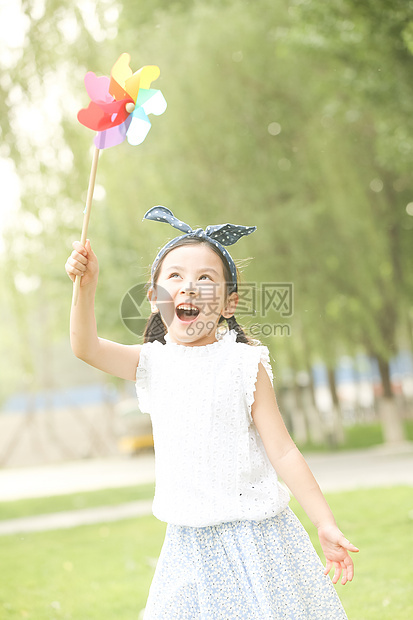 吹高兴发饰小女孩在户外玩耍图片