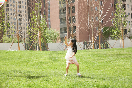 水平构图休闲活动东方人小女孩在户外玩耍图片