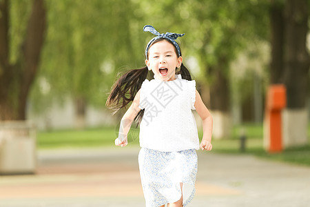 亚洲人3岁到4岁健康生活方式小女孩在户外玩耍图片
