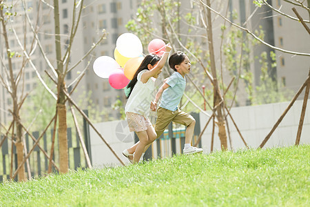 相伴天空摄影快乐儿童在草地上玩耍图片