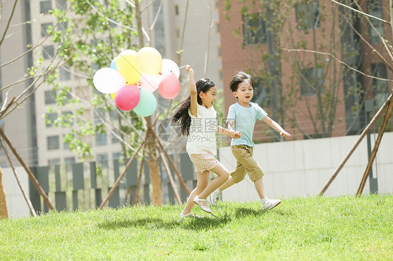 健康生活方式气球天空快乐儿童在草地上玩耍图片