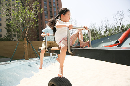 玩跷跷板孩子两个人休闲装不看镜头快乐儿童玩跷跷板背景