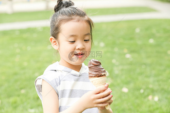 快乐童年幸福小女孩吃冰淇淋图片