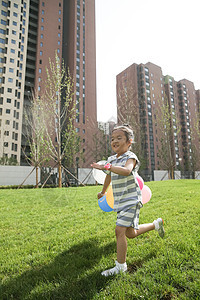 发饰高兴快乐小女孩在户外玩耍图片