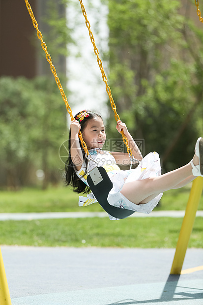 儿童垂直构图休闲装小女孩在户外玩耍图片