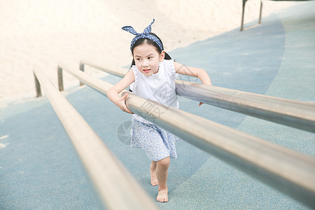 学龄前儿童彩色图片水平构图小女孩在户外玩耍图片