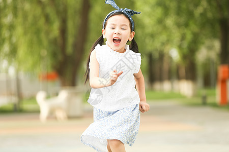 学龄前儿童人小女孩在户外玩耍图片