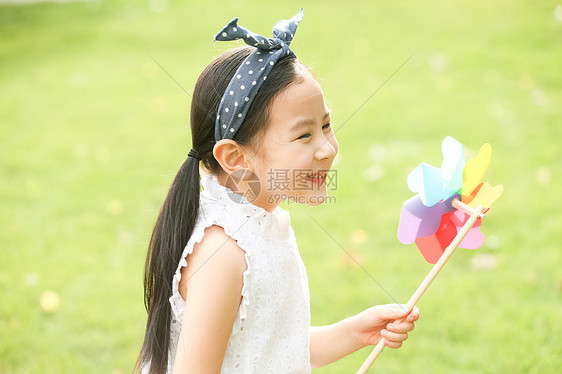 亚洲人可爱的休闲装小女孩在户外玩耍图片