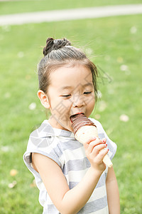 吃甜品可爱的童年发饰小女孩吃冰淇淋背景