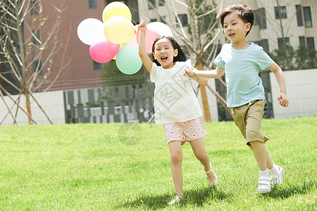 水平构图人两个人快乐儿童在草地上玩耍图片