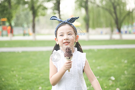 休闲活动长发东方人小女孩吃冰淇淋图片