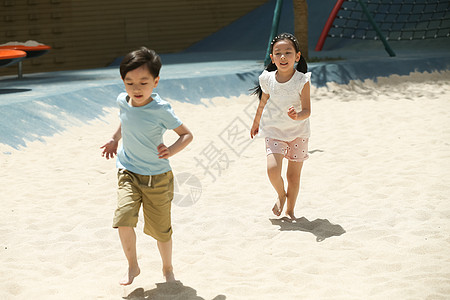 足球不看镜头游乐场儿童在沙子里踢球图片