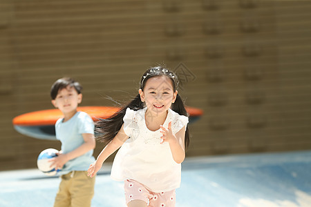 亚洲人学龄前儿童东方人儿童在沙子里踢球图片