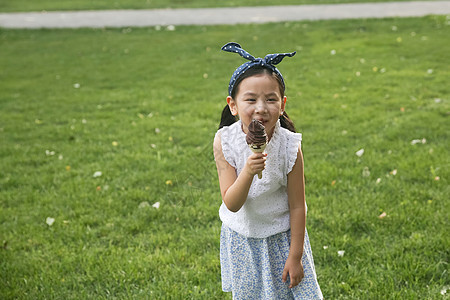 儿童3岁到4岁东方人小女孩吃冰淇淋图片