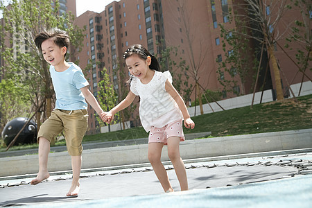 童年彩色图片5到6岁快乐儿童在户外玩耍图片