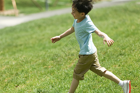 小男孩侧面户外活动侧面视角快乐小男孩在户外玩耍背景