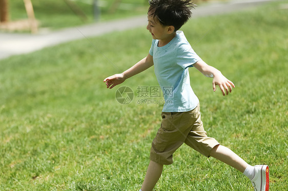 户外活动侧面视角快乐小男孩在户外玩耍图片