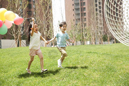 摄影水平构图天空快乐儿童在草地上玩耍图片