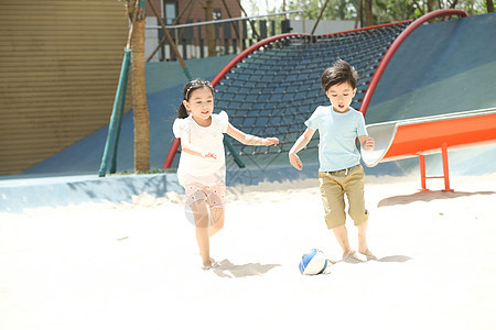 幸福伙伴人儿童在沙子里踢球图片