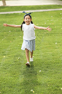 绿色全身像健康生活方式小女孩在户外玩耍图片