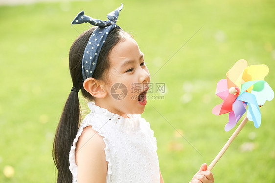 摄影彩色图片风车小女孩在户外玩耍图片