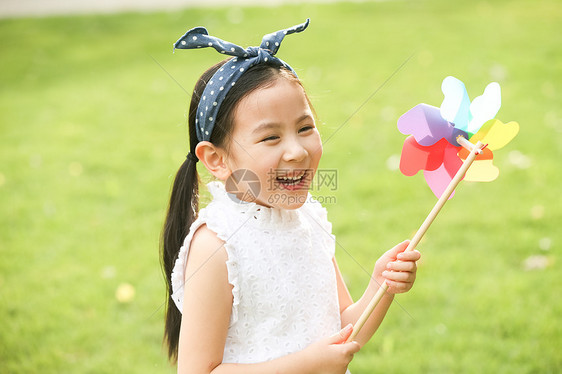 童年长发休闲活动小女孩在户外玩耍图片