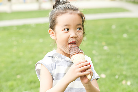 学龄前儿童休闲活动户外小女孩吃冰淇淋图片