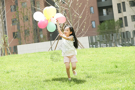 幸福长发3岁到4岁小女孩在户外玩耍图片