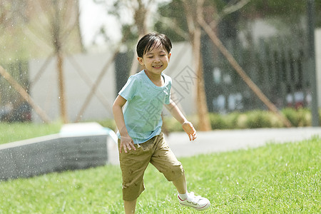 摄影东方人户外活动小男孩在户外玩耍图片
