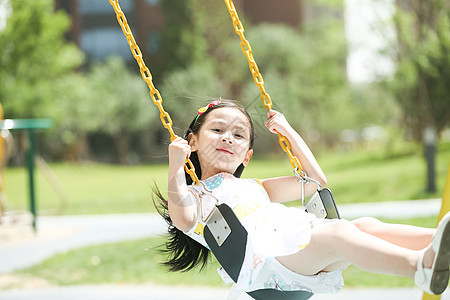 人可爱的裙子小女孩在户外玩耍图片