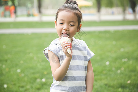 高兴快乐可爱的小女孩吃冰淇淋图片