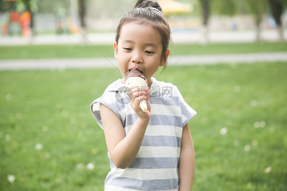 高兴快乐可爱的小女孩吃冰淇淋图片