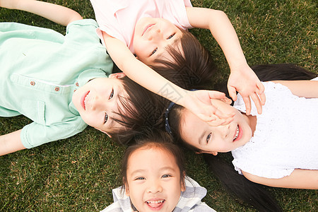 高视角正上方视角女孩快乐的孩子们在草地上玩耍图片