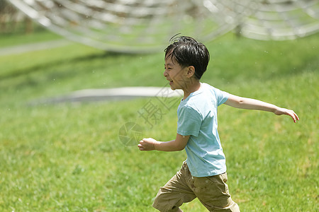 小男孩侧面公园侧面视角儿童小男孩在户外玩耍背景