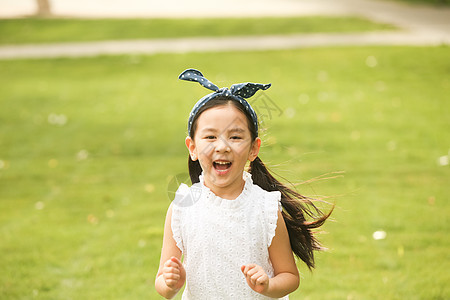 彩色图片东方人学龄前儿童小女孩在户外玩耍图片