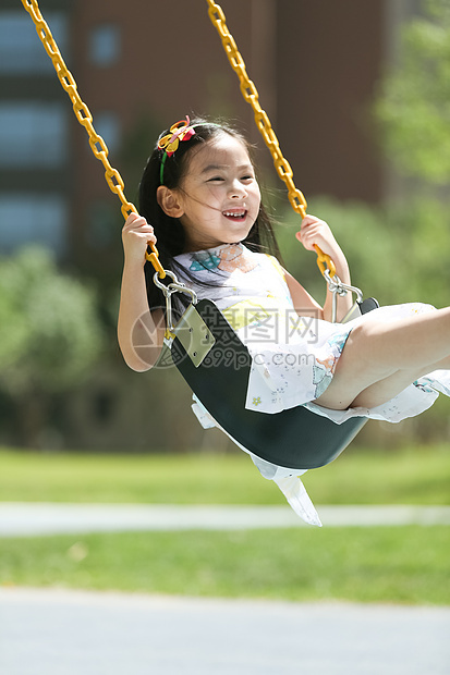 发饰童年全身像小女孩在户外玩耍图片